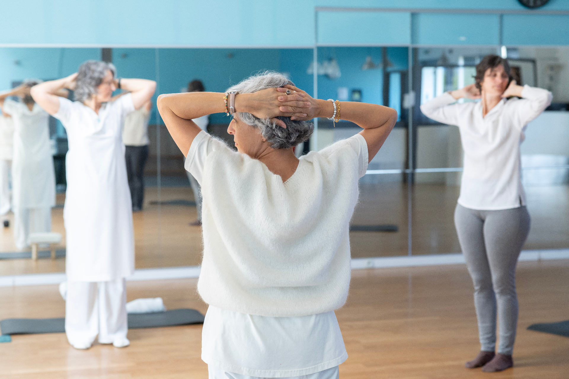 Posture mains derrière la tête — Lahore Nadi Yoga